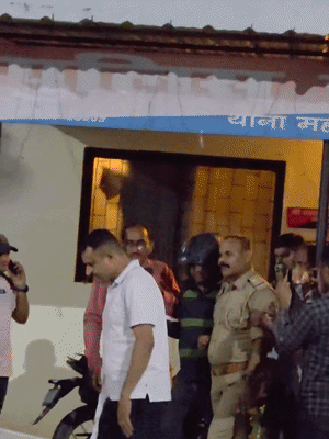 टीम ने दरोगा को अपने साथ गाड़ी में बैठाया, फिर अलीगंज थाने ले जाया गया।