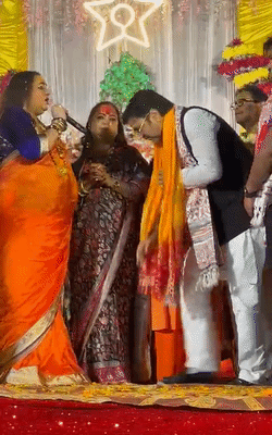 ममता कुलकर्णी, किन्नर अखाड़ा की महामंडलेश्वर लक्ष्मी नारायण त्रिपाठी के साथ भजन संध्या में शामिल हुईं।