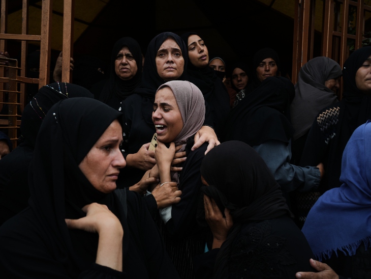 गाजा के खान यूनिस में परिवार वालों के मारे जाने के बाद शोक मनाती फिलिस्तीनी महिलाएं।