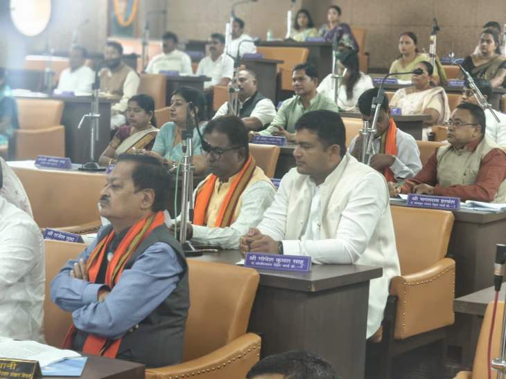 Chhattisgarh Raipur Municipal Corporation General Assembly | रायपुर निगम नेता-प्रतिपक्ष बदलने के बाद पहली सामान्य सभा: एक घंटे तक चलेगा प्रश्नकाल, सड़क-पानी-सफाई और बिजली समेत 14 अहम मुद्दों पर होगी चर्चा - Chhattisgarh News 1 इस बार सामान्य सभा में 14 से 15 पार्षदों ने अपने-अपने वार्डों से संबंधित अब तक की सबसे अधिक संख्या में सवाल लगाए गए हैं।