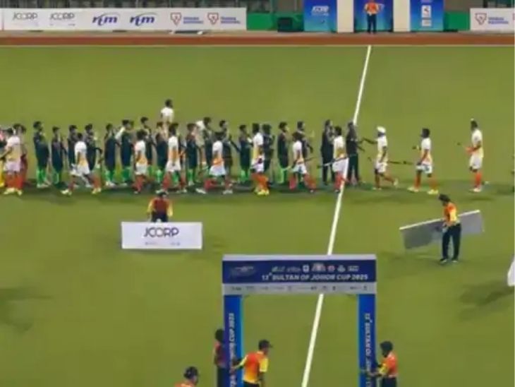 सुल्तान ऑफ जोहर कप हॉकी टूर्नामेंट में भारत-पाकिस्तान के अंडर-23 खिलाड़ियों ने मैच शुरू होने से पहले एक-दूसरे से हाथ मिलाए थे। - Dainik Bhaskar