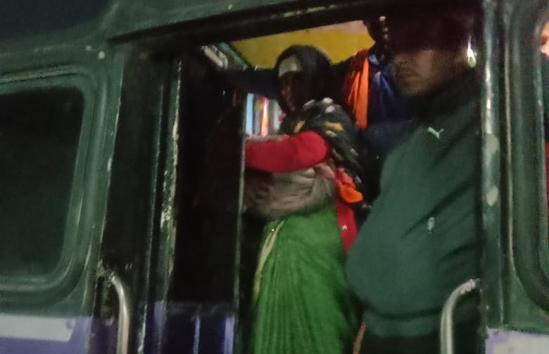 बस से महिला को नवजात के साथ लाती पुलिस।