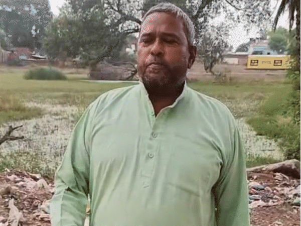 जिस जगह यात्री प्रतीक्षालय बनाना बताया गया, हकीकत में वहां अभी भी कचरा ही है।