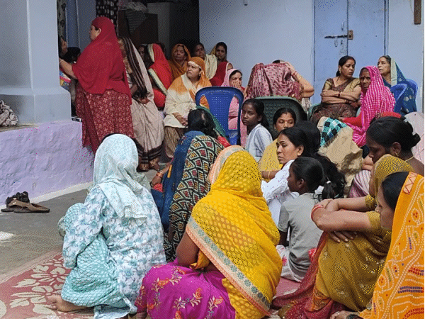 नीलेश सामाजिक कार्यों में बढ़ चढ़कर हिस्सा लेता था, लिहाजा कैमोर के लगभग सभी लोगों से उसकी पहचान थी।