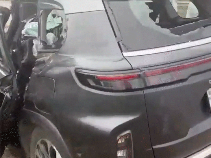 कार सवार कारोबारियों को बड़ी मुश्किल से कार से निकाला जा सका।