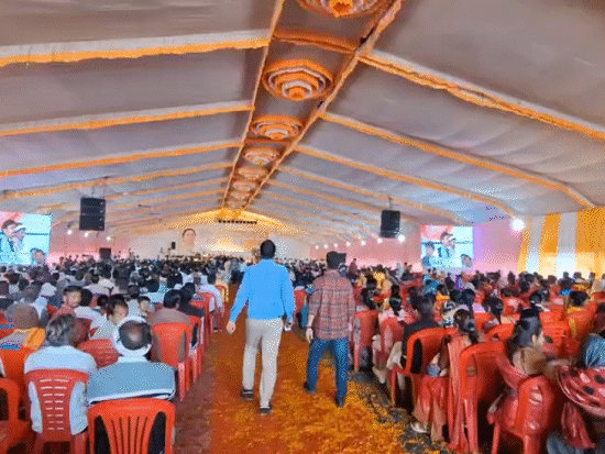 उमा भारती के कार्यक्रम में पंडाल में लोगों की भीड़ रही।