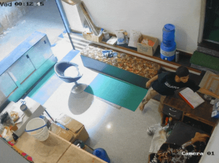 चोर ने ,गेस्ट हाउस के काउंटर पर टंगी चाबी भी उतारी। यह घटना सुरक्षा पर सवाल उठाती है। पुलिस मामले की जांच कर रही है।