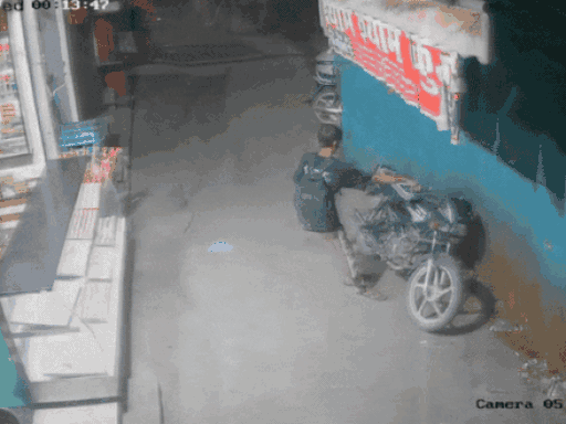 सीसीटीवी फुटेज में चोर को बाइक लेकर जाते हुए साफ देखा जा सकता है। चोर आराम से बाइक पर बैठता है और उसे लेकर चला जाता है