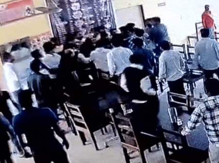 2 दर्जन से ज्यादा बदमाश होटल में घुसे और तोड़फोड़ भी की।