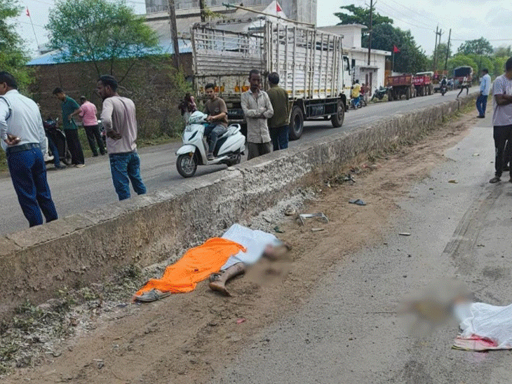 हादसे में बाइक चकनाचूर हो गई। 2 युवकों की मौके पर ही मौत हो गई।