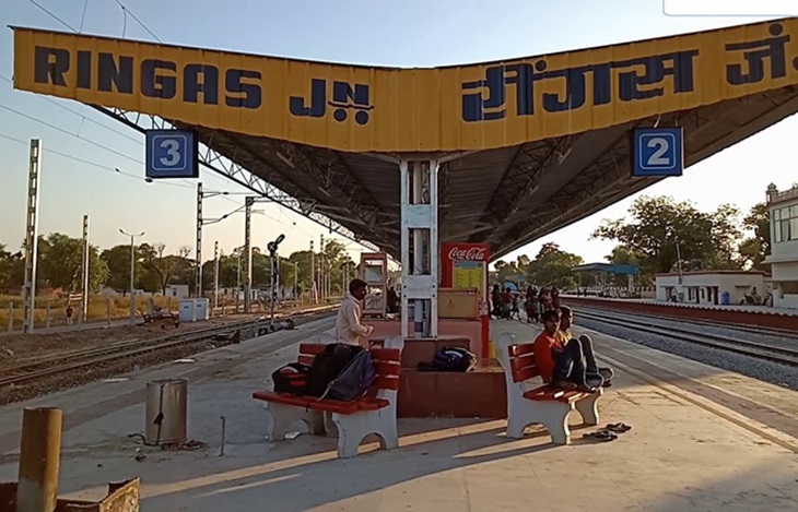 खाटू श्याम में बाबा श्याम के दर्शन को जाने वाले यात्री रिंगस रेलवे स्टेशन पर उतरते हैं।