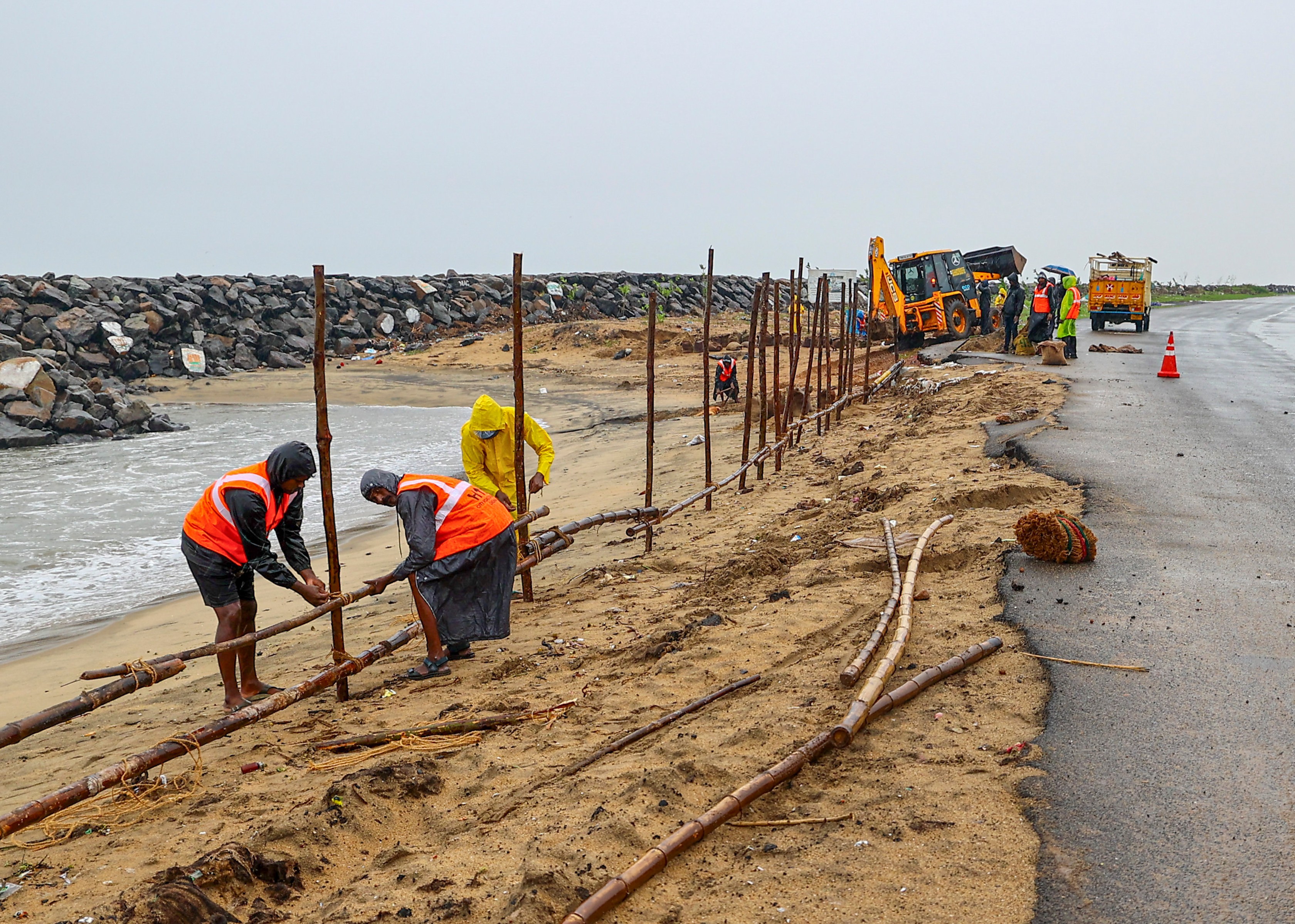 चेन्नई में मंगलवार को समुद्र किनारे रेस्क्यू टीमों ने फेंसिंग की, ताकि लोग समुद्र में न जा सकें।
