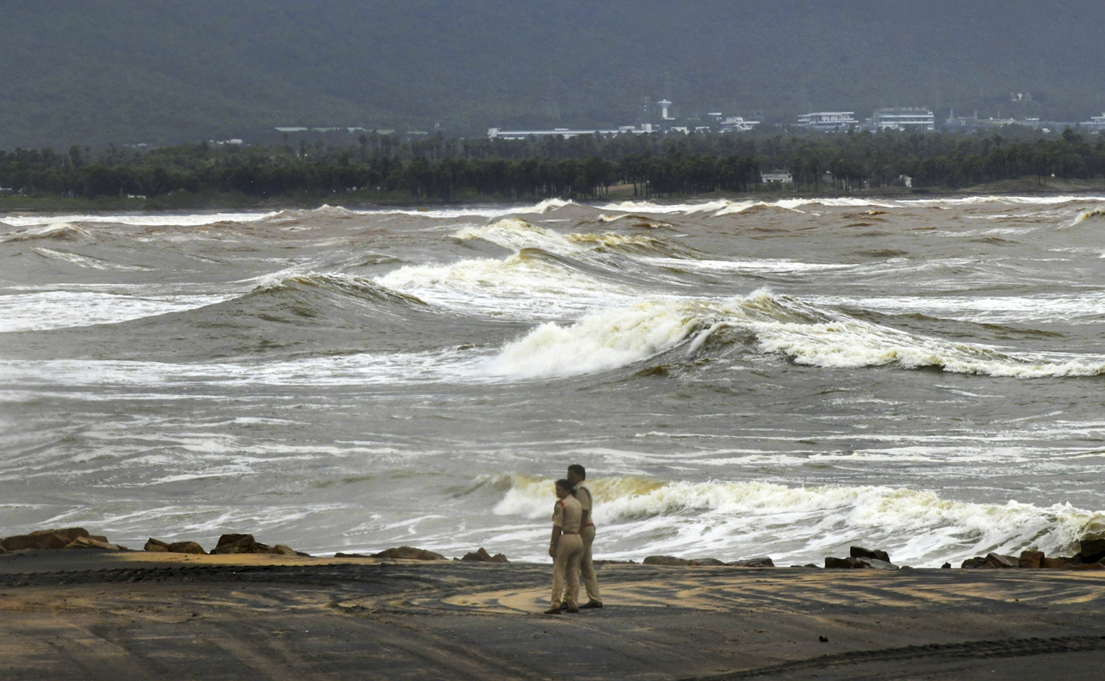 चक्रवात मोन्था के प्रभाव के कारण मंगलुरु में समुद्र में उच्च ज्वार की स्थिति पैदा हो गई।