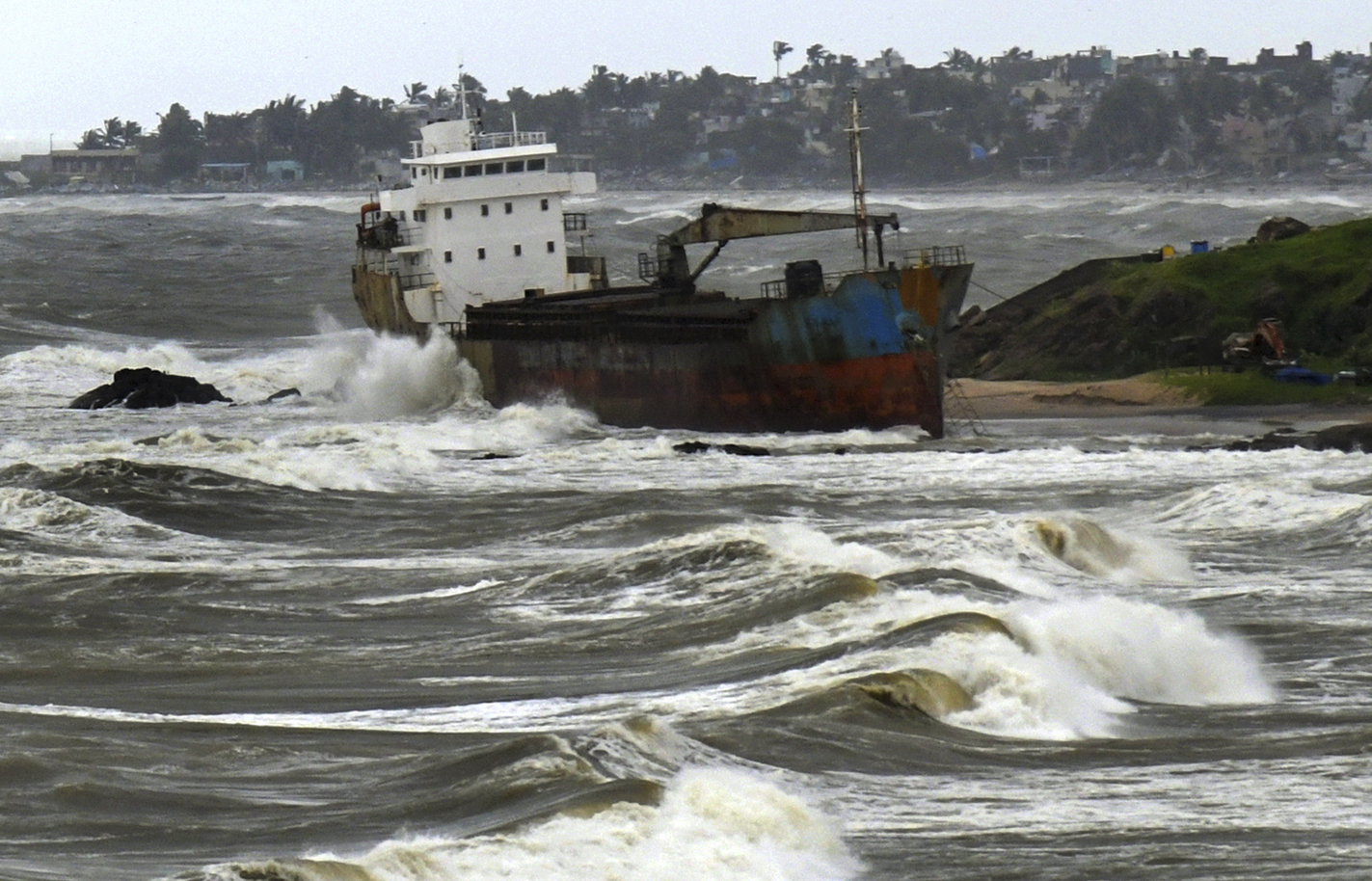 विशाखापत्तनम में चक्रवात मोन्था के प्रभाव से समुद्र में तेज लहरें उठ रही हैं।
