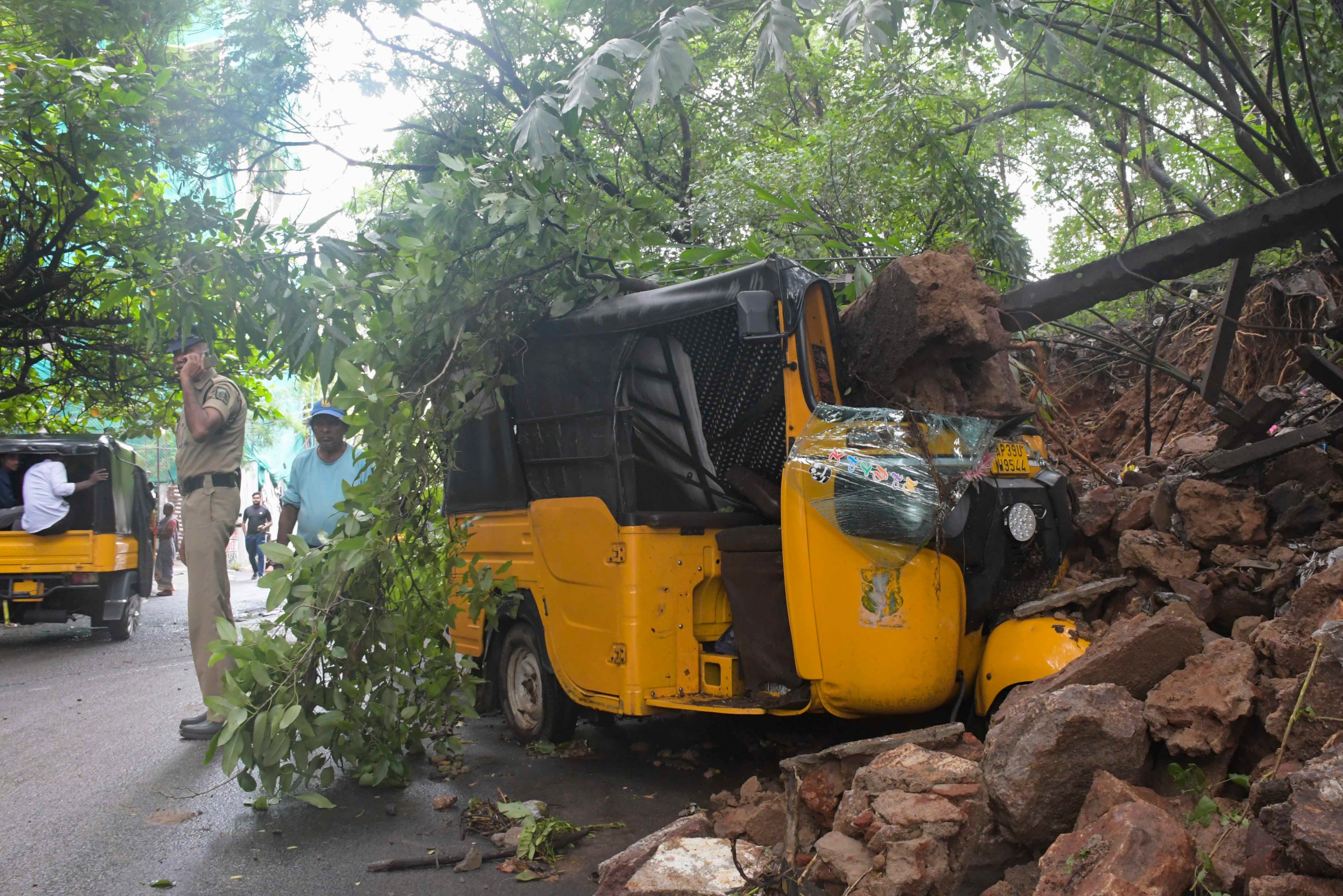 विशाखापट्टनम में मंगलवार को ऑटो पर पेड़ और बिजली का खंभा गिर गया। इस हादसे में किसी के हताहत होने की खबर नहीं है।