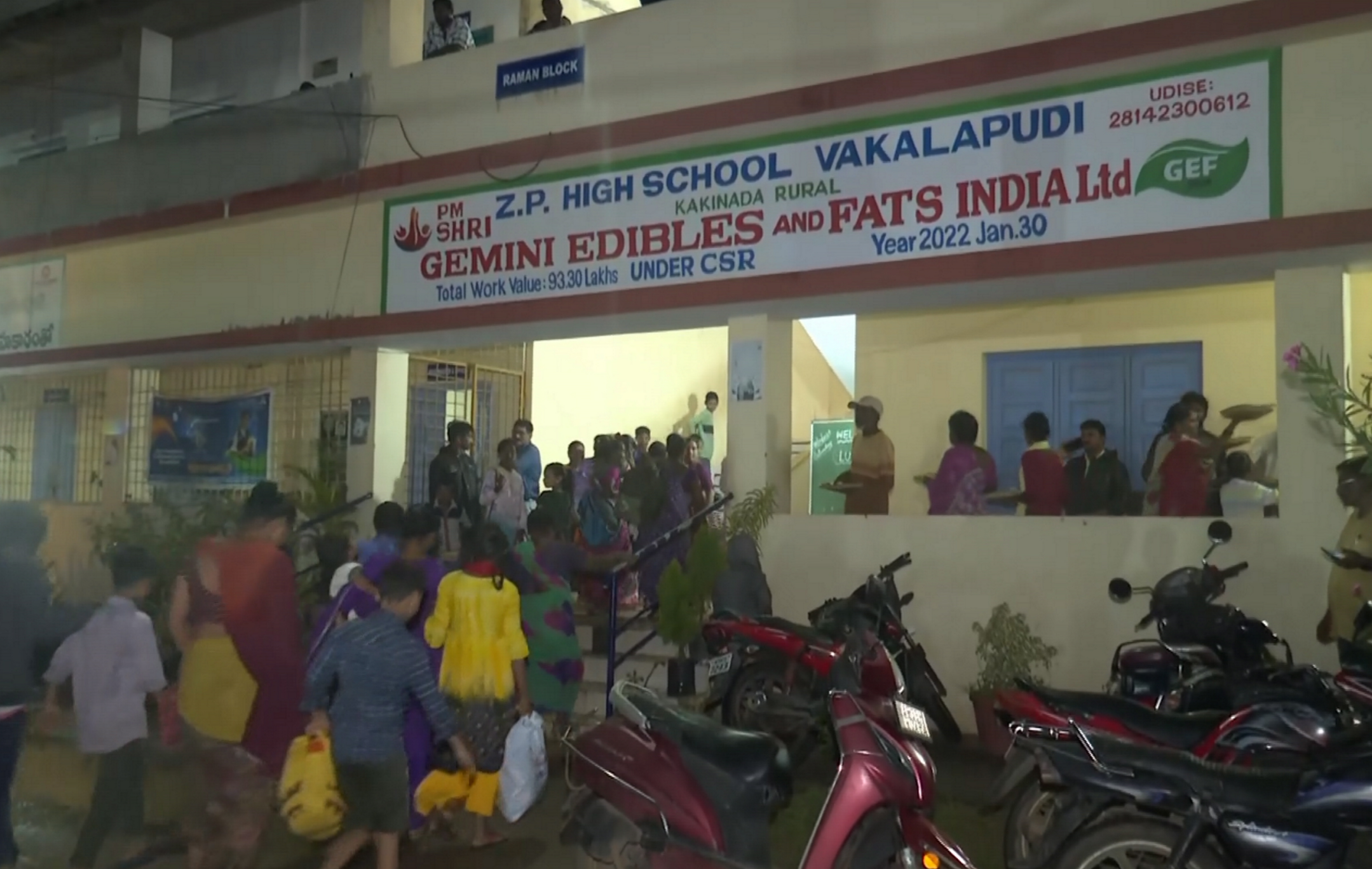 आंध्र प्रदेश के काकीनाड़ा में 10 से ज्यादा रिलीफ कैंप बनाए गए हैं।। यहां तटीय इलाकों से लाए गए 5000 से ज्यादा लोगों को रखा गया है।