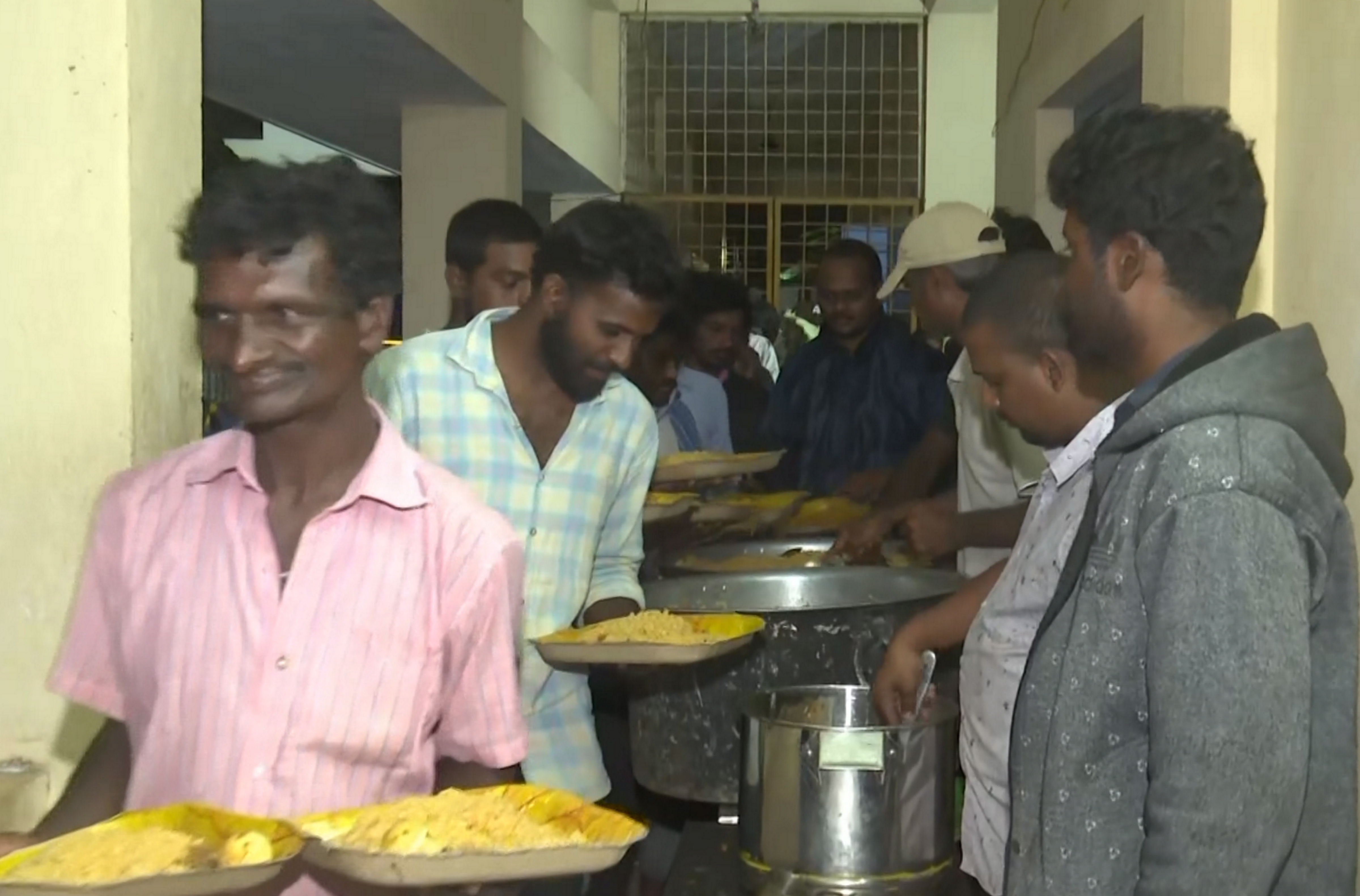 काकीनाड़ा के रिलीफ कैंप में मंगलवार रात को लोगों को खाना देते वॉलंटियर्स।