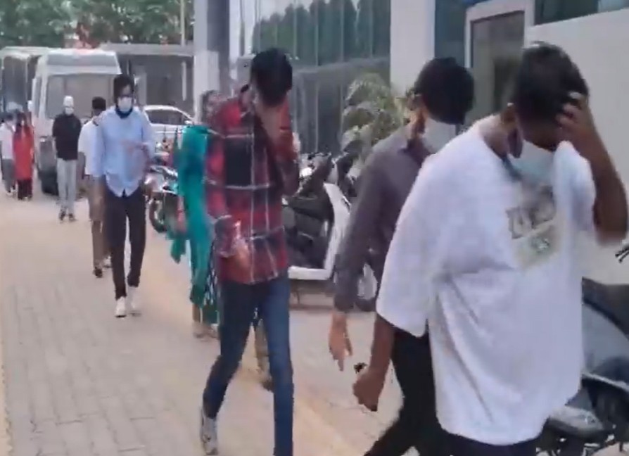 पंचकूला में छापे के बाद गिरफ्तारी के दौरान ऐसे मुंह छिपा रहे थे युवा।