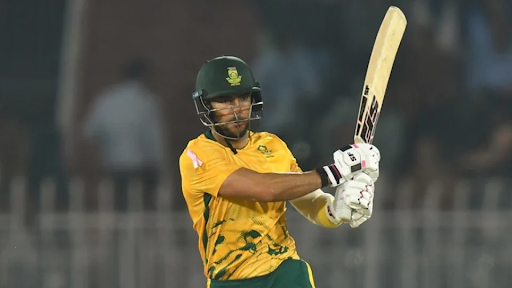 रीजा हेंड्रिक्स ने 40 गेंदों का सामना का 60 रन बनाए।