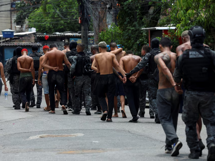 ड्रग तस्करी के खिलाफ पुलिस कार्रवाई के दौरान मिलिट्री पुलिस की स्पेशल यूनिट ने संदिग्ध ड्रग डीलरों को हिरासत में लिया।