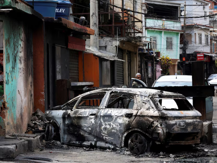 ड्रग माफिया ने पुलिस कार्रवाई के खिलाफ सड़कों पर आगजनी की। इससे कई गाड़ियां जल गईं।