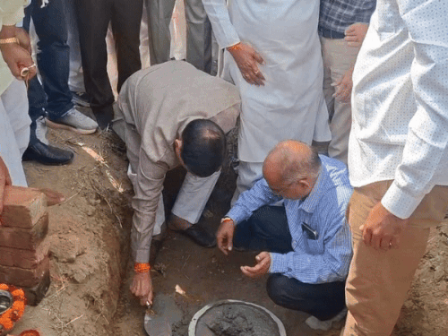 पुलिस लाइन फाटक पर विधायक राजेंद्र भांबू ने भूमि पूजन कर फोरलेन रेलवे ओवरब्रिज का काम शुरू किया।