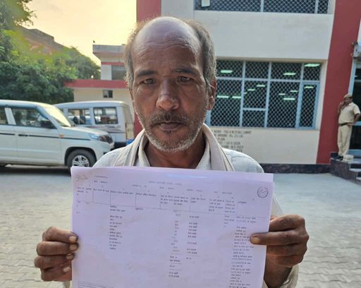 शिकायतकर्ता कप्तान दस्तावेज दिखाते हुए