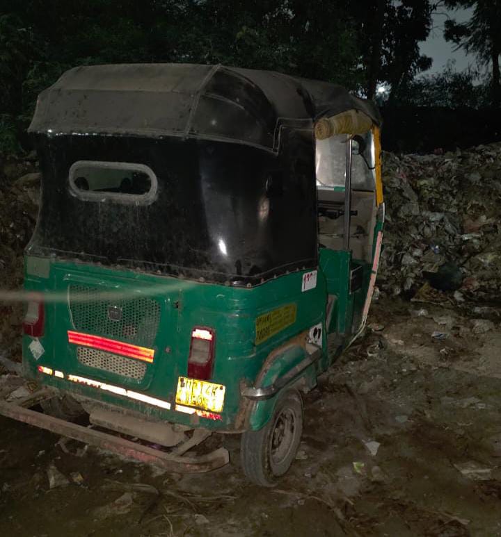 लुटेरों से बरामद ऑटो।