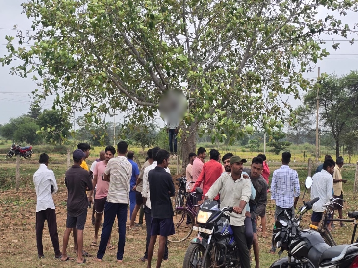 जानकारी मिलते ही लोगों की भीड़ इकट्ठे हो गई।