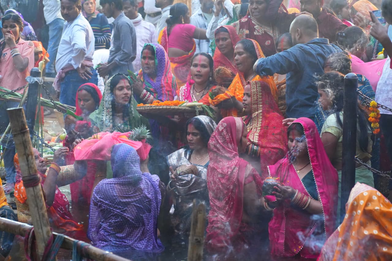 मीडिया प्रभारी सुरेश पंडित ने बताया कि मौसम की अनिश्चितता के बावजूद आस्था डिगी नहीं। व्रतियों ने उगते सूर्य के स्थान पर आसमान की ओर मुख कर अर्घ्य दिया और जल में खड़े होकर पारंपरिक गीत गाए।