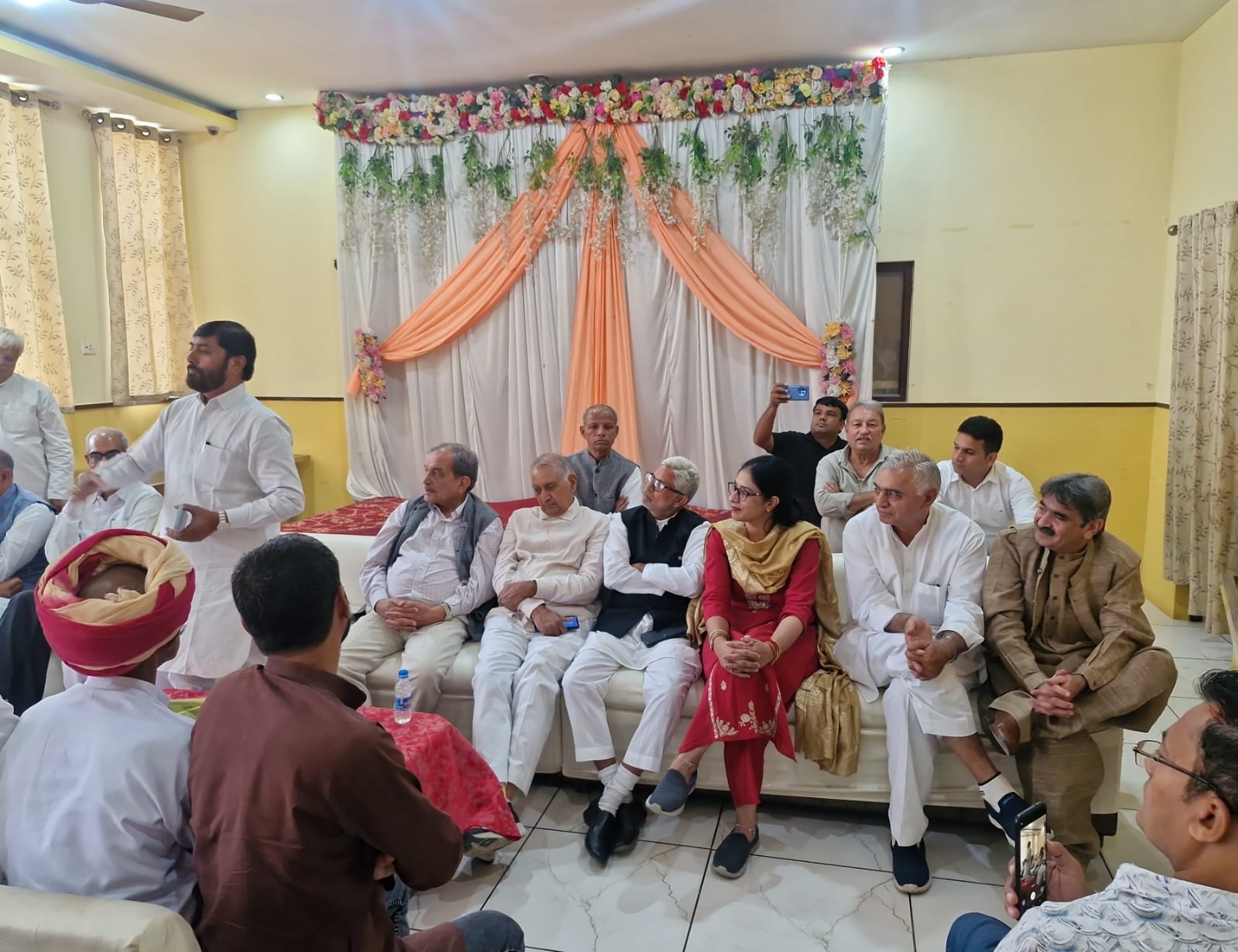 नारनौल में आयोजित कार्यकर्ता सम्मेलन में चौधरी बीरेंद्र सिंह के साथ कांग्रेस जिला प्रधान सत्यवीर यादव, महिला जिला प्रधान डॉ. राजवती यादव, आदि नेता मौजूद थे।