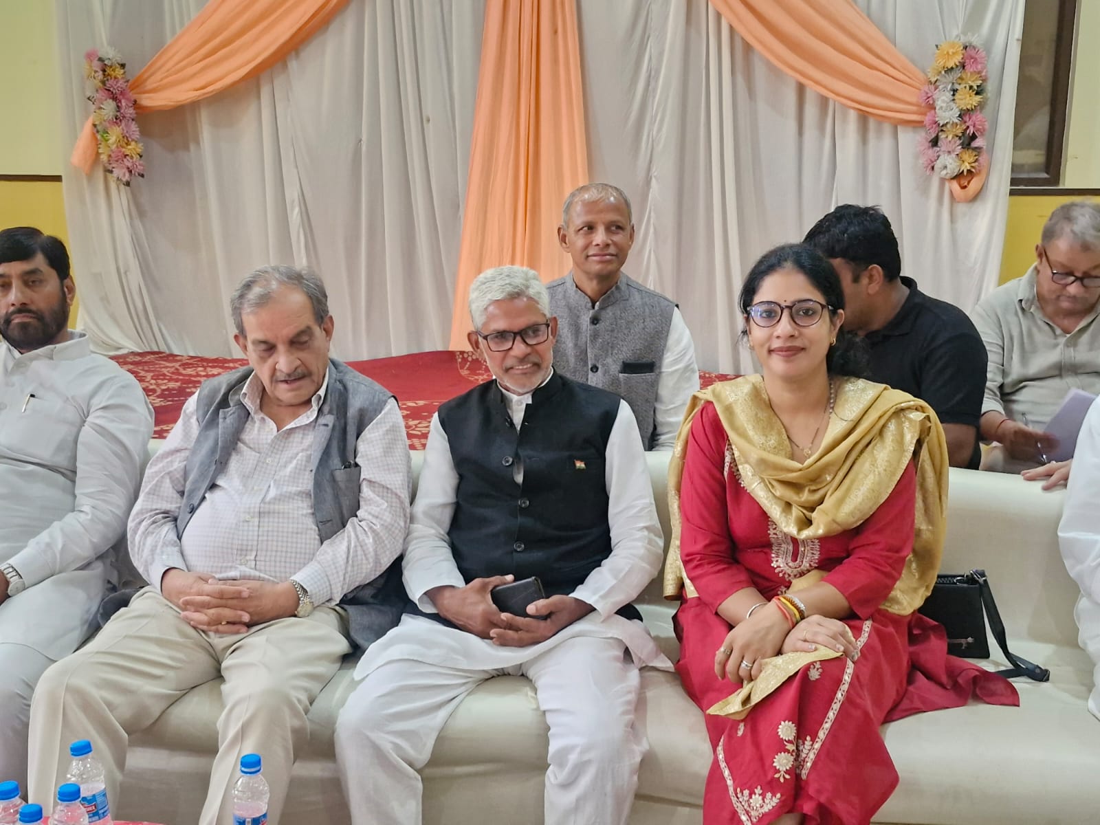 नारनौल में आयोजित कार्यकर्ता सम्मेलन में मौजूद पूर्व केंद्रीय मंत्री बीरेंद्र सिंह (बाएं) व अन्य।