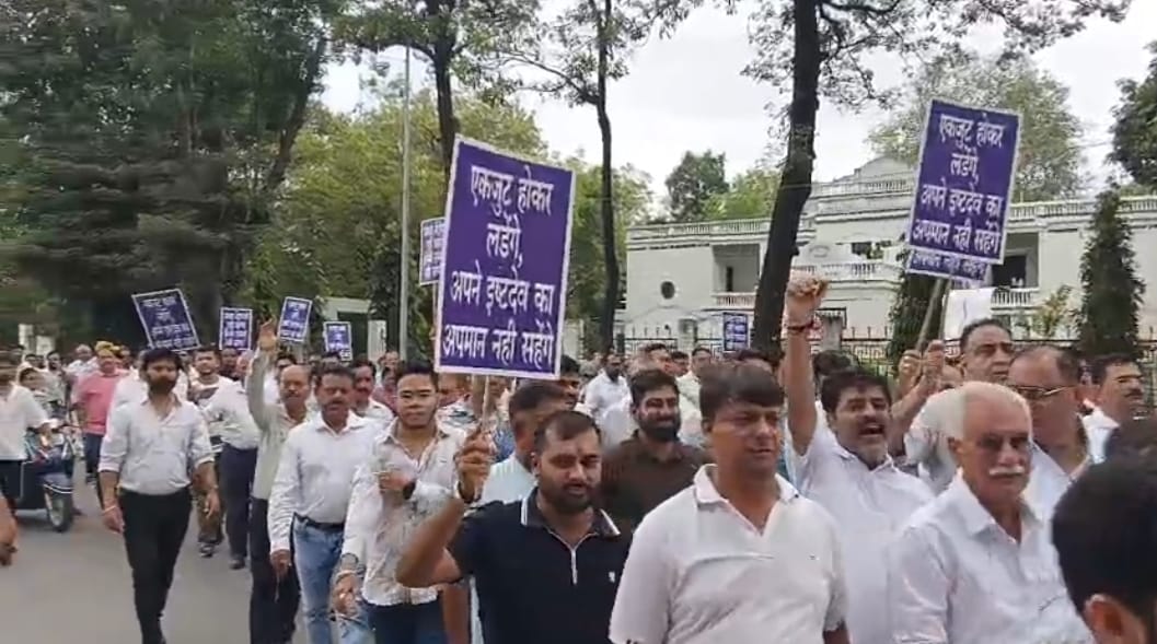 Protest against Amit Baghel in Bilaspur | बिलासपुर में अमित बघेल के खिलाफ प्रदर्शन: विवादित टिप्पणी को लेकर सिंधी और अग्रवाल समाज का भड़का आक्रोश, रैली निकालकर की गिरफ्तारी की मांग - Bilaspur (Chhattisgarh) News 2 सिंधी समाज के लोगों ने अमित के बयान की खिलाफ और गिरफ्तारी की मांग को लेकर रैली निकाली।