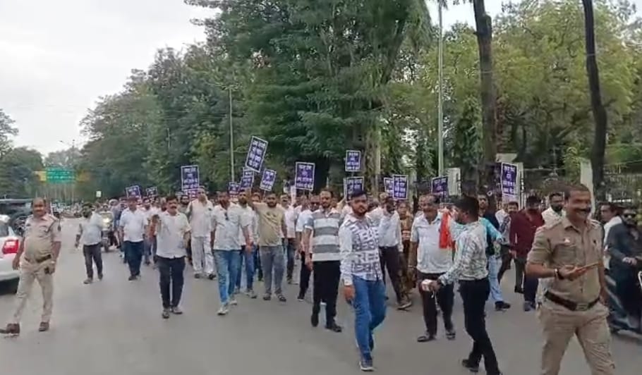 Protest against Amit Baghel in Bilaspur | बिलासपुर में अमित बघेल के खिलाफ प्रदर्शन: विवादित टिप्पणी को लेकर सिंधी और अग्रवाल समाज का भड़का आक्रोश, रैली निकालकर की गिरफ्तारी की मांग - Bilaspur (Chhattisgarh) News 1 छत्तीसगढ़ क्रांति सेना के अध्यक्ष अमित बघेल के आपत्तिजनक बयान को लेकर बिलासपुर में भी विरोध-प्रदर्शन शुरू हो गया है।
