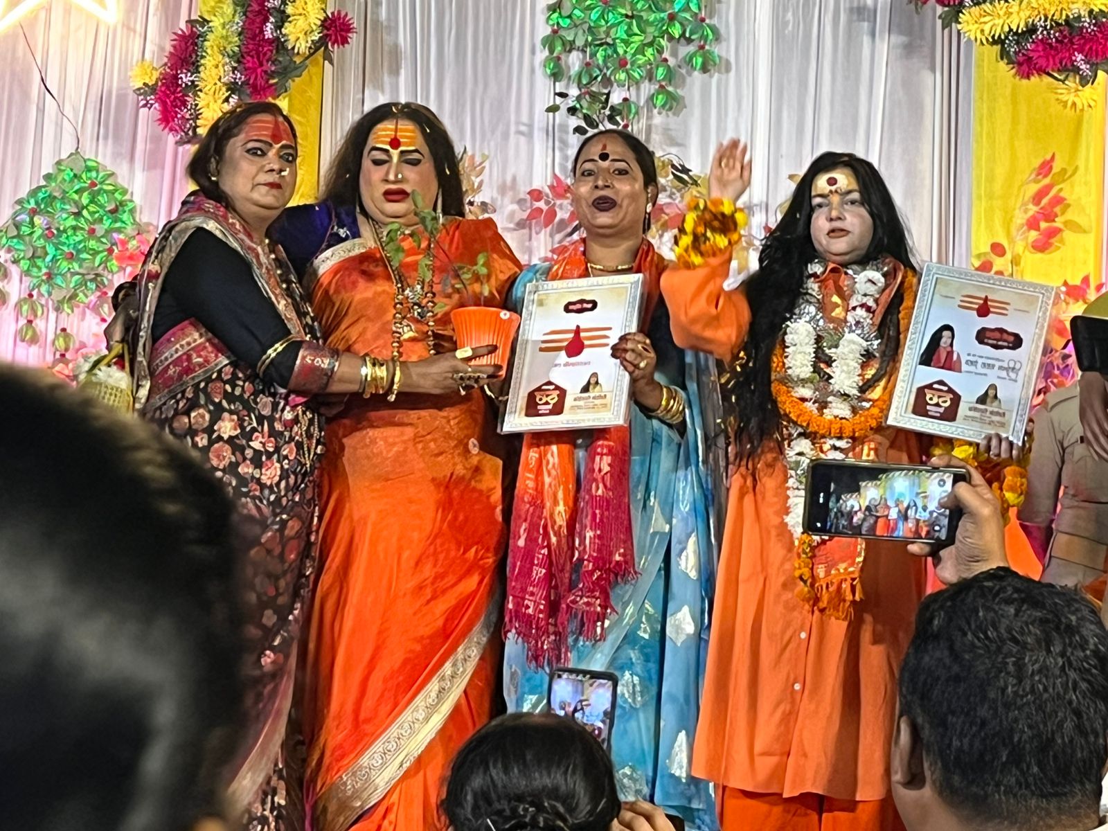 मंच पर किन्नर समुदाय के लोगों ने ममता कुलकर्णी और लक्ष्मी नारायण त्रिपाठी का स्वागत किया।