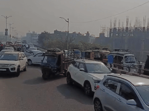 धार्मिक स्थल पर बेअदबी के विरोध में लोगों ने भंडारी पुल जाम कर दिया, इससे वाहन सवार वापस जाने लगे।