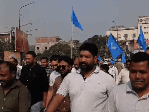 अमृतसर में भंडारी पुल के पास नारेबाजी करते हुए लोग।