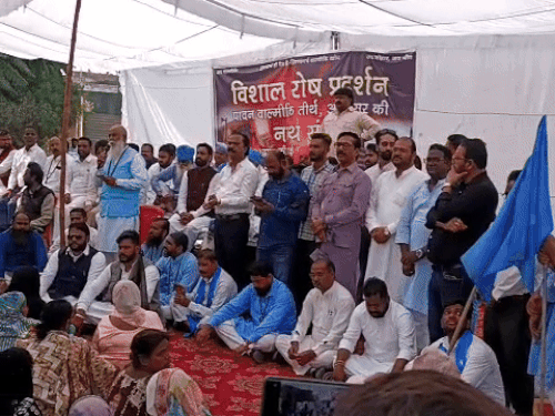 अमृतसर में धार्मिक स्थल पर बेअदबी के विरोध में सड़क जाम कर प्रदर्शन करते वाल्मीकि समाज के लोग। - Dainik Bhaskar