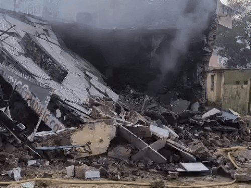 धमाके के कारण पूरी दुकान भरभराकर गिर गई। पुलिस ने बताया कि हादसे के कारणों की जांच की जा रही है।