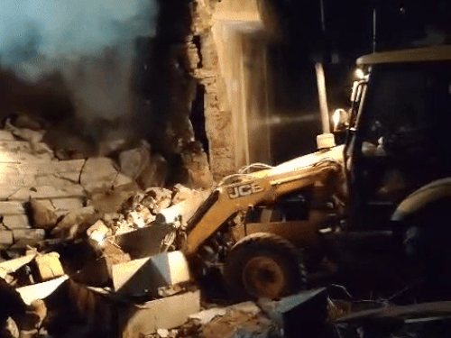 आग पर पूरी तरह से काबू पाने के लिए जेसीबी की मदद से मलबे को हटाया गया।