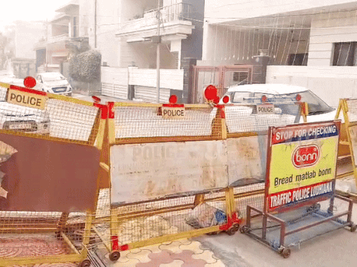 गुरसिमरन को धमकी मिलने के बाद लुधियाना में उनके घर के बाहर पुलिस ने बेरिकेडिंग कर दी।