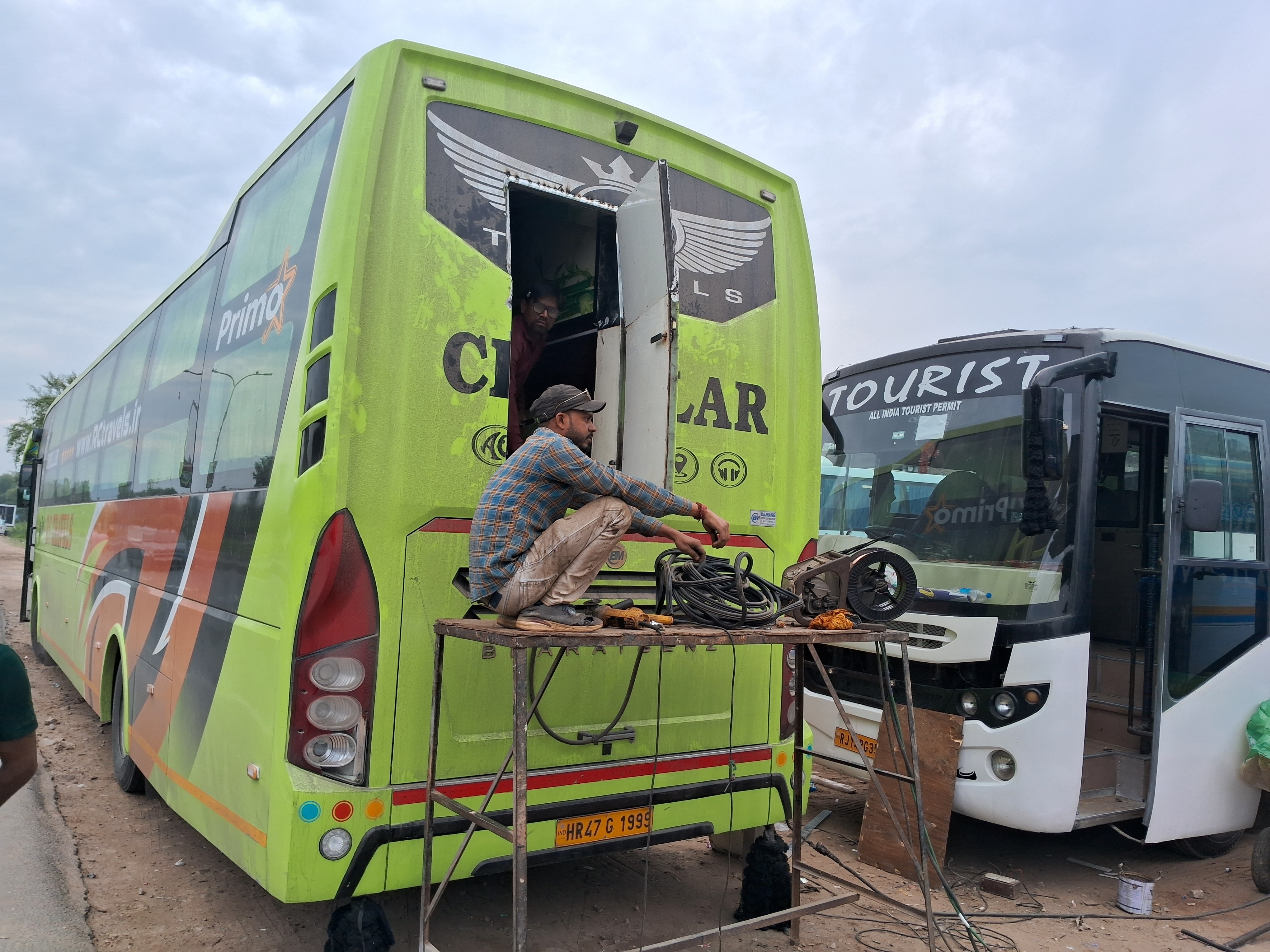 स्लीपर बसों में इमरजेंसी गेट निकाले जा रहे हैं। इसके लिए बस बॉडी के कारखानों में ऑपरेटर्स पहुंच रहे हैं।