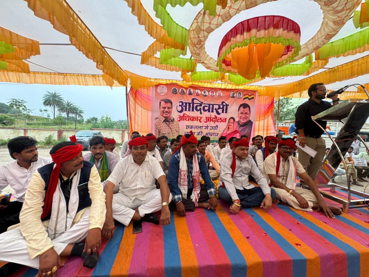 मंच पर मौजूद स्थानीय जनप्रतिनिधि।