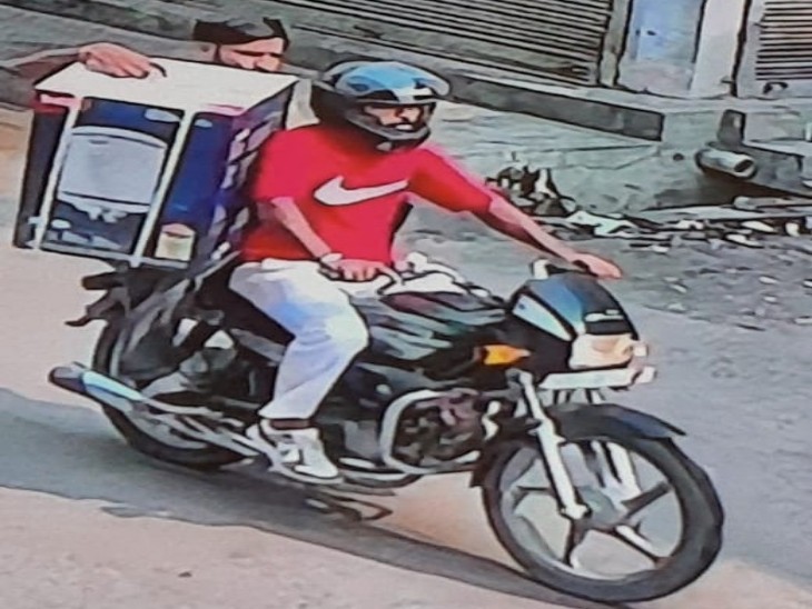 पुलिस सीसीटीवी फुटेज के आधार पर चोरों की तलाश में जुट गई है।