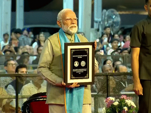 सरदार पटेल स्मारक सिक्का और डाक टिकट जारी किया।