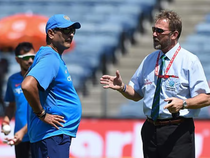 पूर्व भारतीय कोच रवि शास्त्री से बात करते क्रिस ब्रॉड।