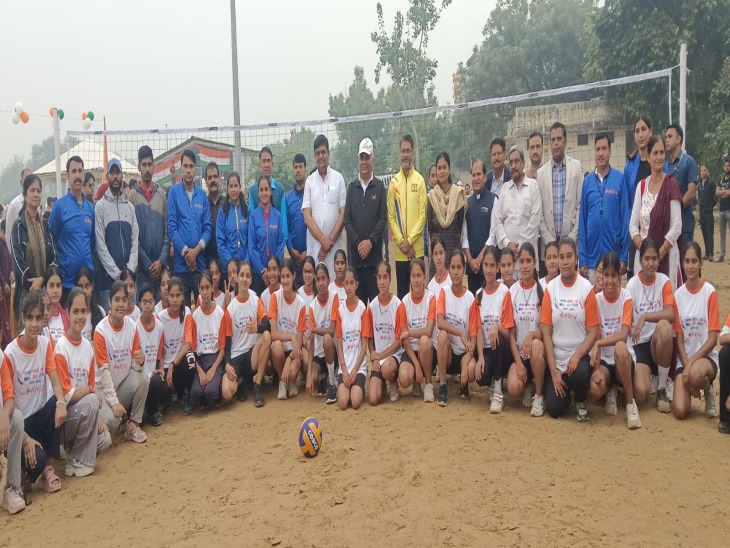 वॉली बॉल की बालिकाओं के साथ मंत्री ग्रुप फोटो खिचवाते हुए।