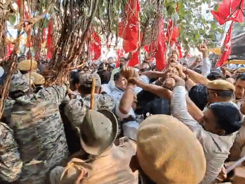 पुलिस और प्रदर्शनकारियों के बीच जबरदस्त खींचतान हुई। पुलिस ने लाठियां आगे लगाकर प्रदर्शनकारियों को रोकने का प्रयास किया।