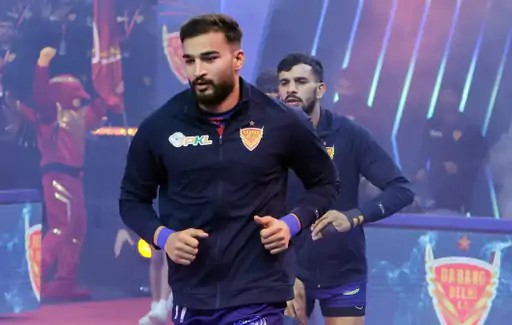 दबंग दिल्ली के कप्तान आशु मलिक (सबसे आगे) ने 13 मैचों में 150 रेड पॉइंट्स बनाए हैं।