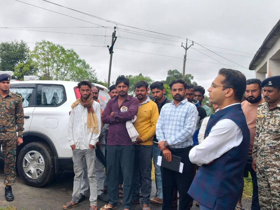 कलेक्टर आदित्य सिंह ने आंगनवाड़ी कार्यकर्ता को आवश्यक दिशा-निर्देश दिए।